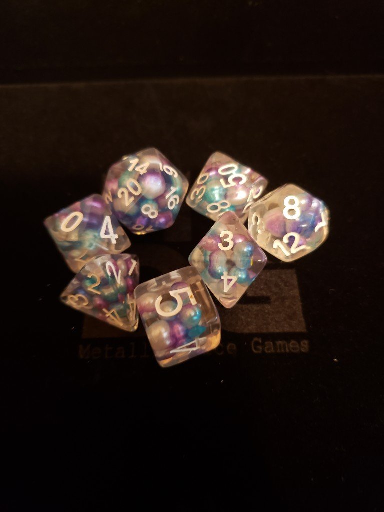 The pearl resin set has a cluster