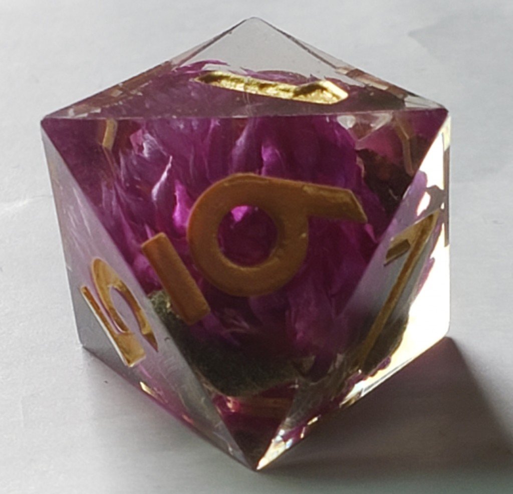 Thousand Day Red D8 showing the violet flower in the center of the clear die